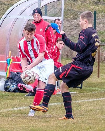 Der SV Seegrehna (rot-weiß) erwartet am Sonnabend Victoria Wittenberg zum Verfolgerduell.
