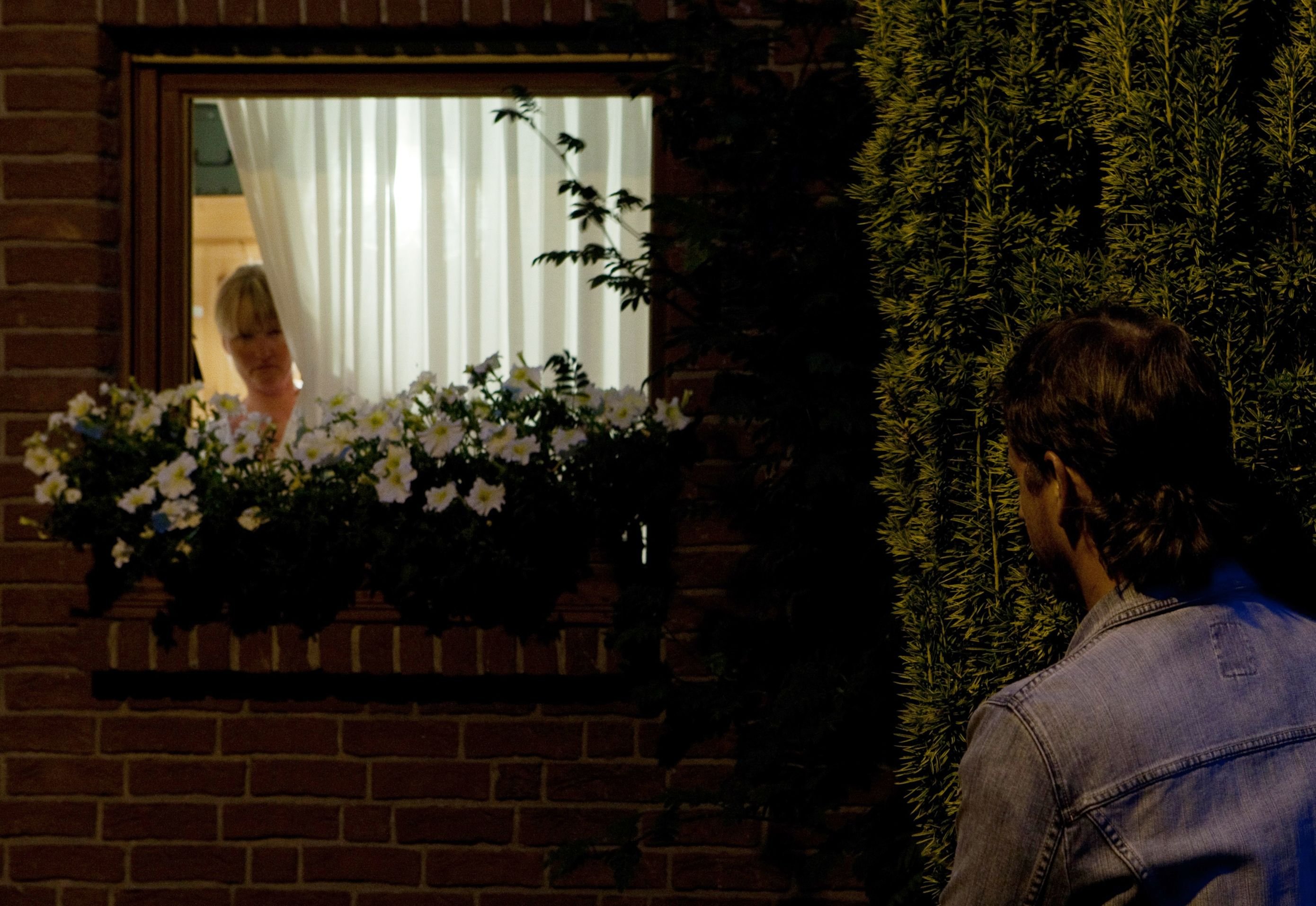 Stalking-Opfer sollten ihr Umfeld informieren - damit Nachbarn und Co. wachsam sind.