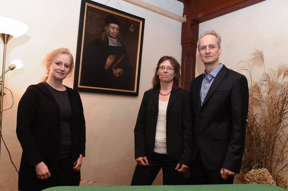 Iris und Bernd Wislicenus - hier mit Restauratorin Andrea Himpel (l.) - haben die Restaurierung des Porträts von Georg Wislizenus finanziert.