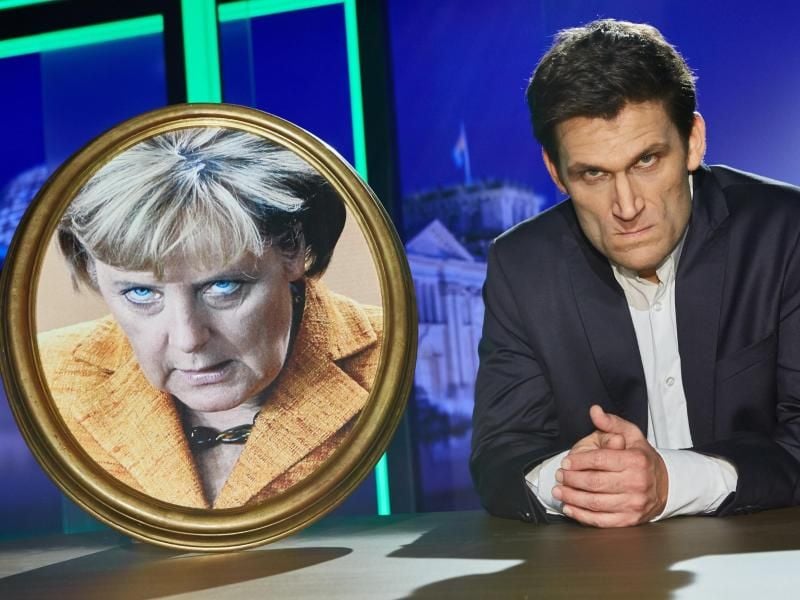 Christian Ehring und das Team von "extra 3" schreiben regelmäßig bissige Songs über Politiker.
