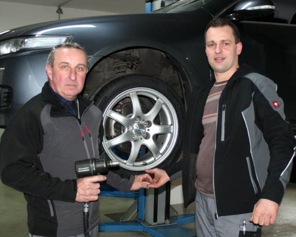 Im Kfz- und Reifenservice Krüger in der Bahnhofstraße 50 von Prettin arbeiten Vater Egbert (links) und Sohn Christian Krüger nicht nur beim Umstellen der Pkw von Winter- auf Sommerräder Hand in Hand.