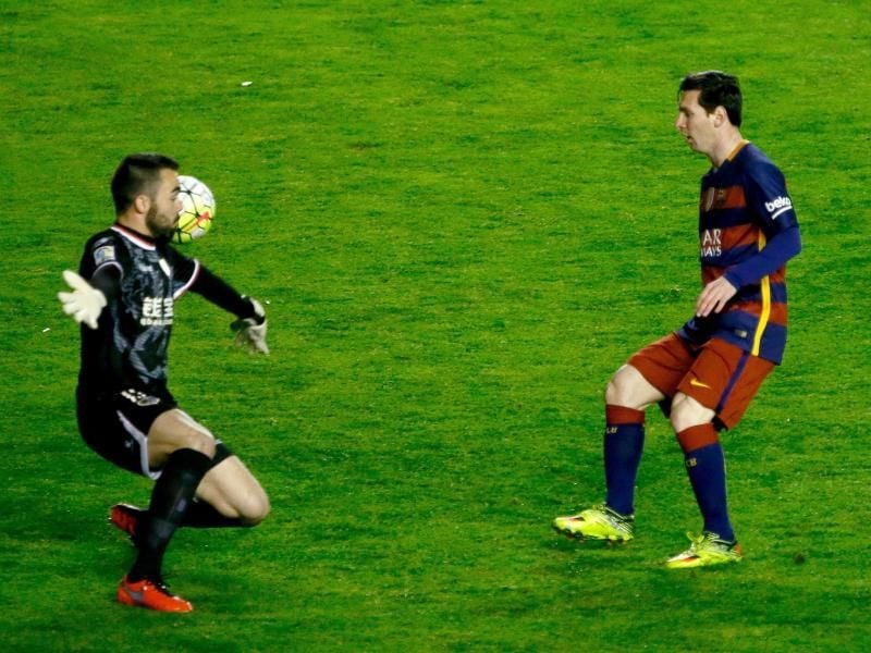 Lionel Messi überwindet Rayos Torwart Juan Carlos gleich drei Mal. Foto: Juanjo Martin