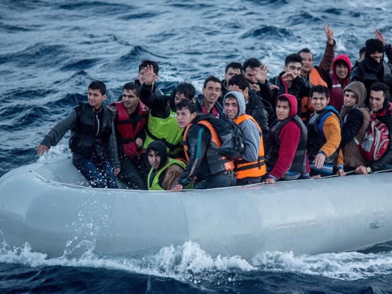 Ein Schlauchboot mit Flüchtlingen auf Kurs zur griechischen Insel Lesbos. Foto: Kay Nietfeld/Archiv