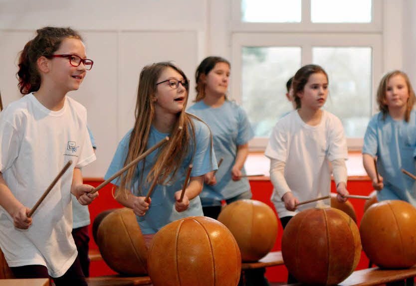 Die Trommlergruppe aus der dritten Klasse eröffnete das Programm.