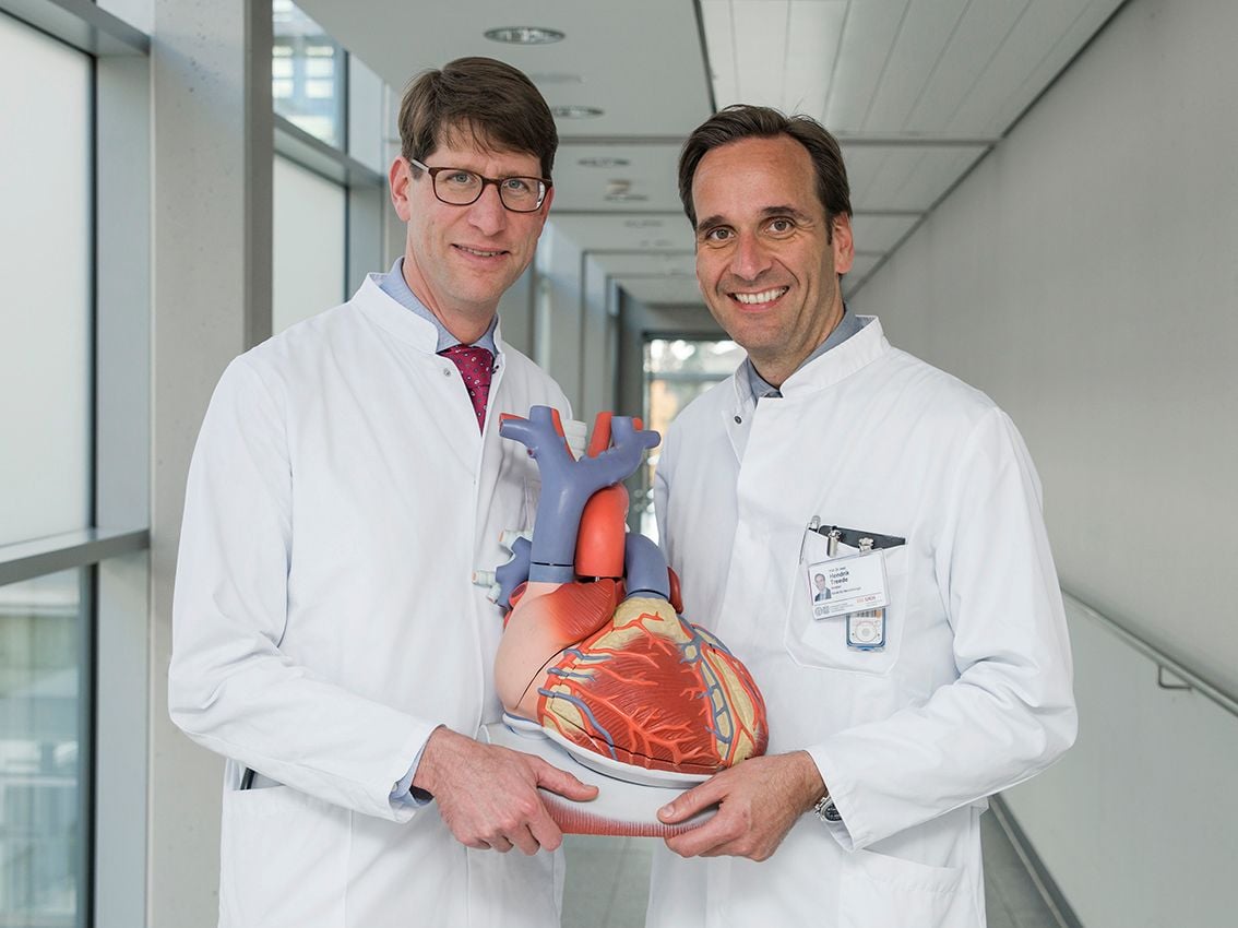 Arbeiten künftig im Mitteldeutschen Herzzentrum der Unikliniken Halle: Prof. Dr. Stefan Frantz, Direktor der Kardiologischen Universitätsklinik (l.) und Herzchirurg Prof. Dr. Hendrik Treede