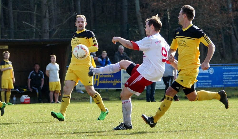 Westerhausens Friedrich Reitzig schießt den Ball gefühlvoll, ohne von Michael Peine und Kevin Droege (re.) bedrängt zu werden, zum 6:4 ins Tor.