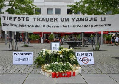 Ein Banner als Mahnung.