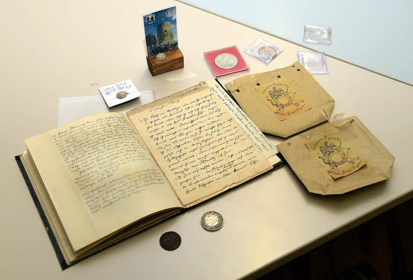 Die Schätze des Heimatvereins: unter anderem eine alte Chronik der Gemeinde Goldschau. Diese muss noch gesichtet werden.