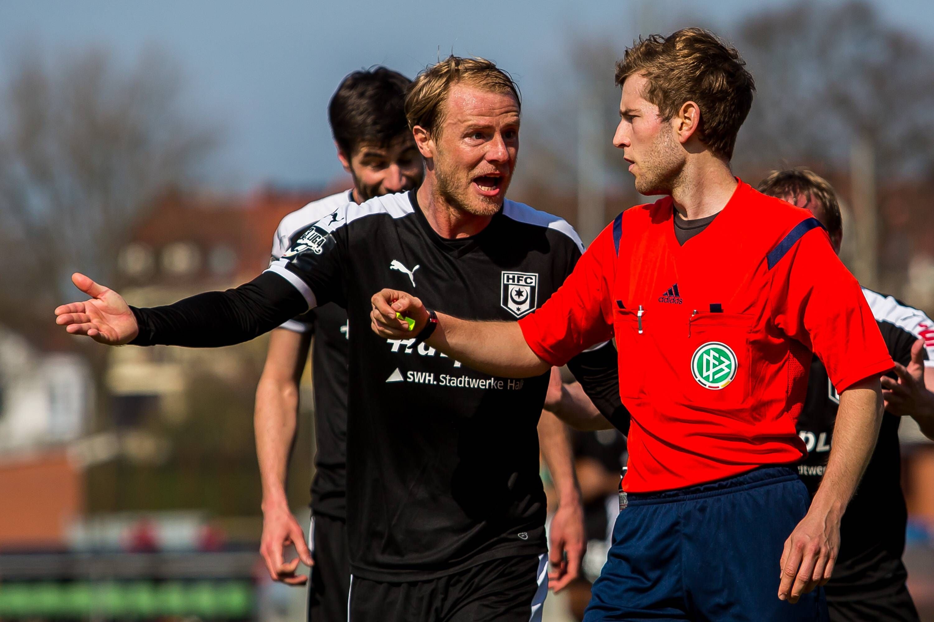 Marco Engelhardt diskutiert mit dem Schiedsrichter.