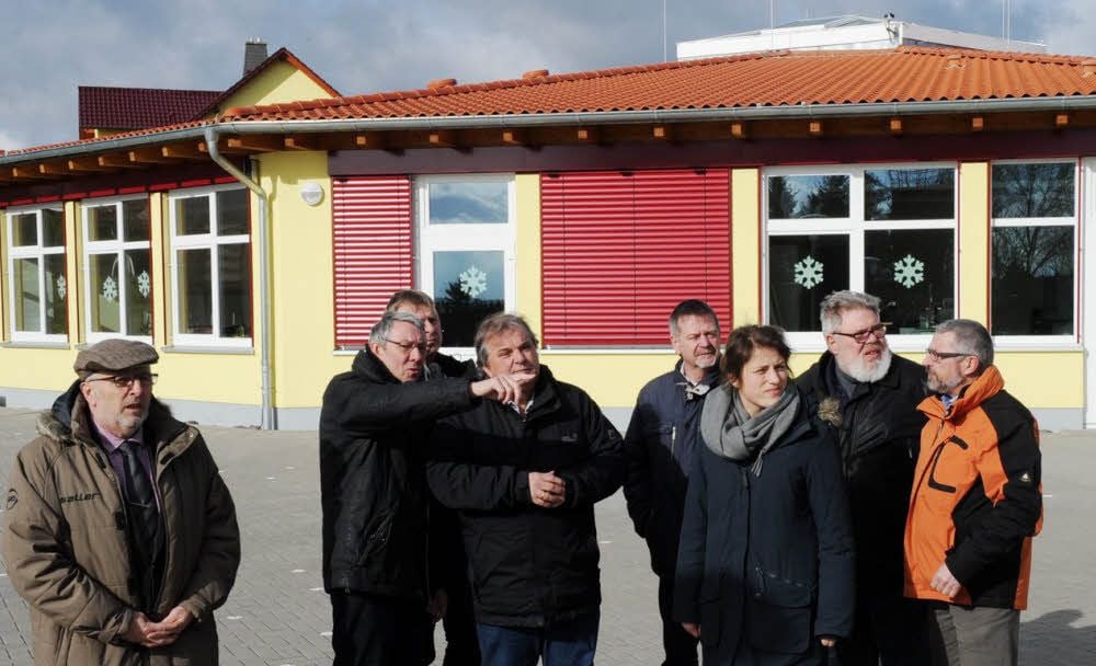Gäste aus Wolfhagen besichtigten mit Vertretern der Verbandsgemeinde die Ahlsdorfer Schule.