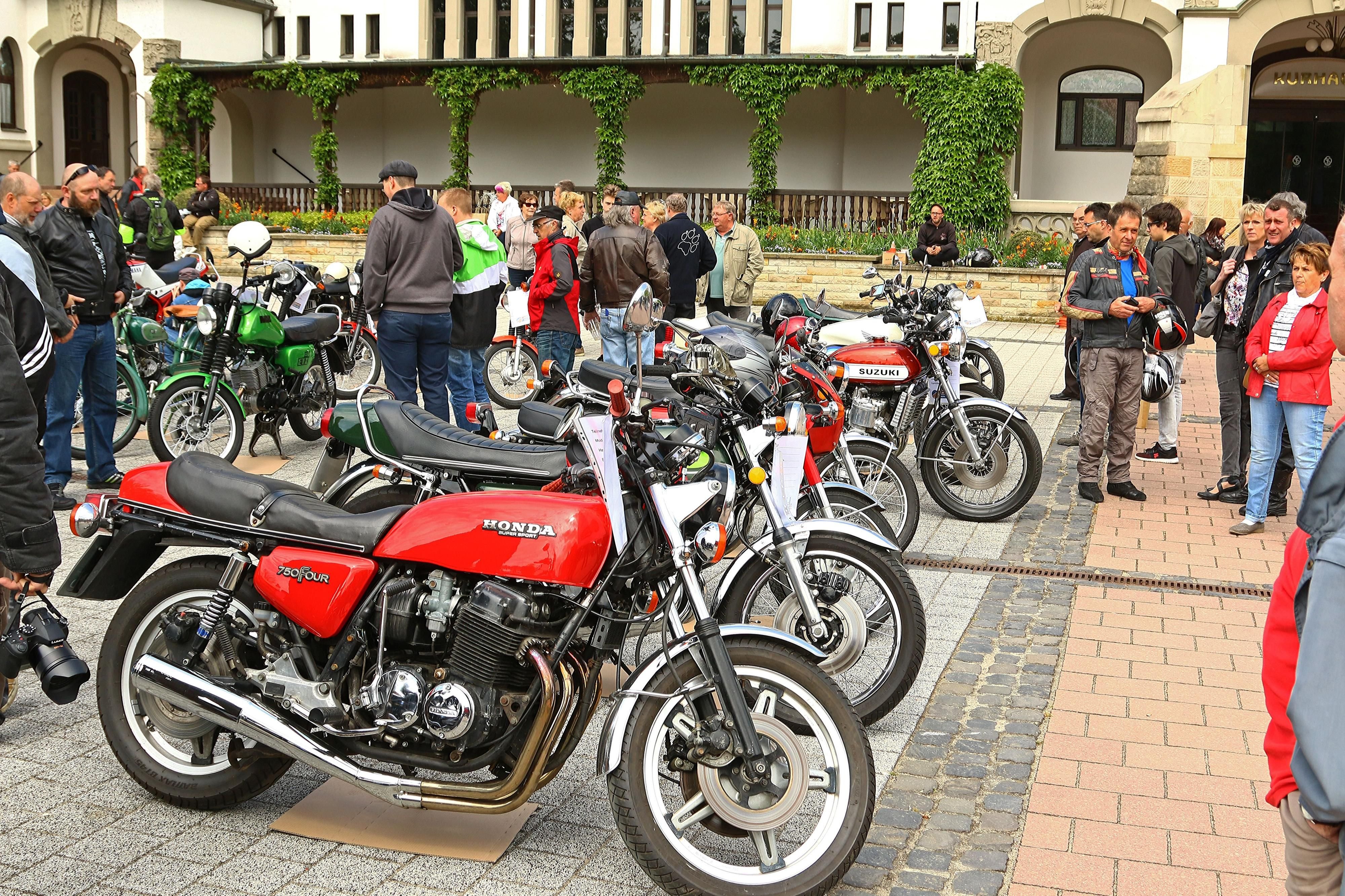 Motorrad-Oldtimer-Treffen auf dem Kurhausplatz in Bad Schmiedeberg.