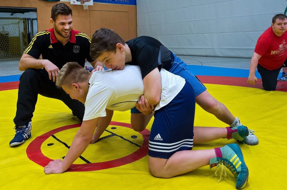 Erik Thiele (links) absolviert mit Nachwuchs-Ringern des SV Braunsbedra ein Technik-Training.