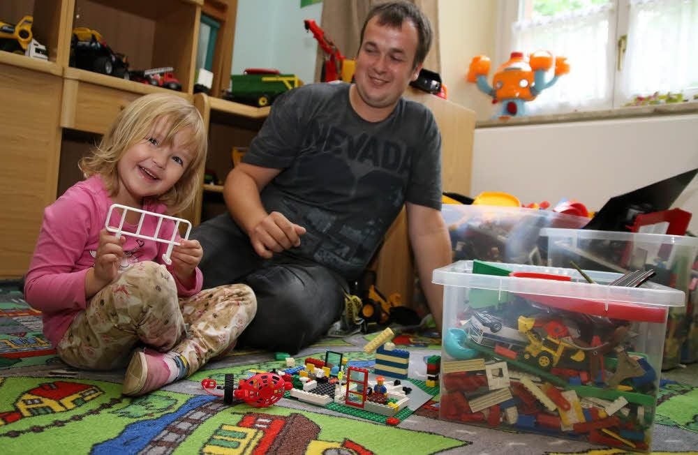 Paul Kämmerer und Tochter Stella haben anderthalb Jahre in der Sangerhäuser „Kupferhütte“ gelebt. Während der 28-Jährige jetzt hier als Bundesfreiwilliger tätig ist, geht Stella in den Kindergarten. Zum Kinderfest am Donnerstag werden sie natürlich beide dabei sein.