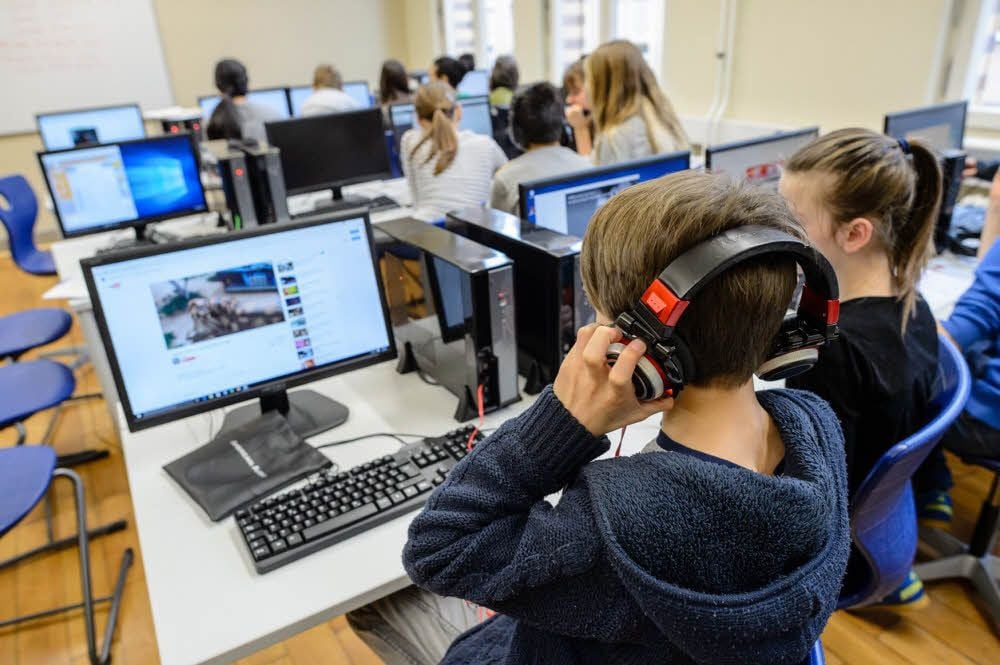 Schüler lernen eigenständig an einem Hörspiel. Das ist das neue Konzept des Schulfachs Sol.