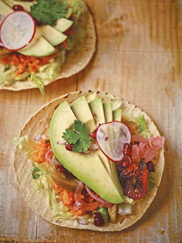 Taco, belegt mit Avocado, Gemüse und Granatapfelkernen
