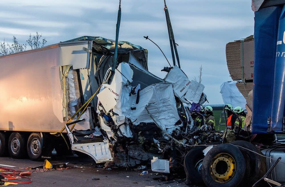 Zwei Menschen starben in dem Lastwagen auf der Autobahn 9 am 24. November - dem schwärzesten Tag des Vorjahres.