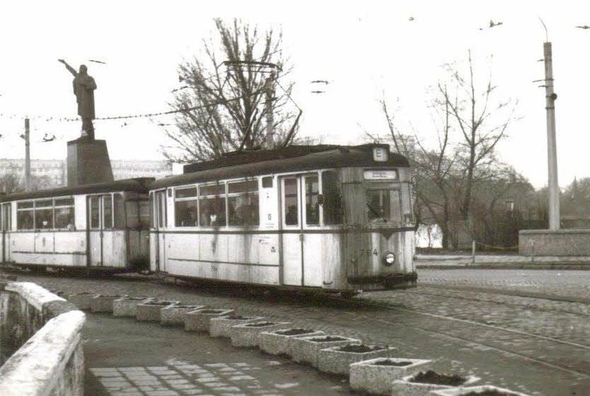 Eine Straßenbahn passiert zu DDR-Zeiten den Lenin am Gotthardteich. Die Bahnen sind Schauplatz einiger Begebenheiten im Buch.