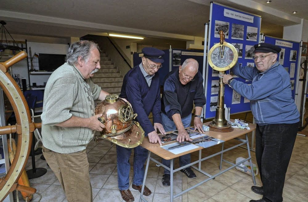 Die Schiffervereinsmitglieder Axel Kaczmarek, Dieter Herrmann, Hans Friedrich und Gerhard Max aus Aken bereiten die Ausstellung vor.