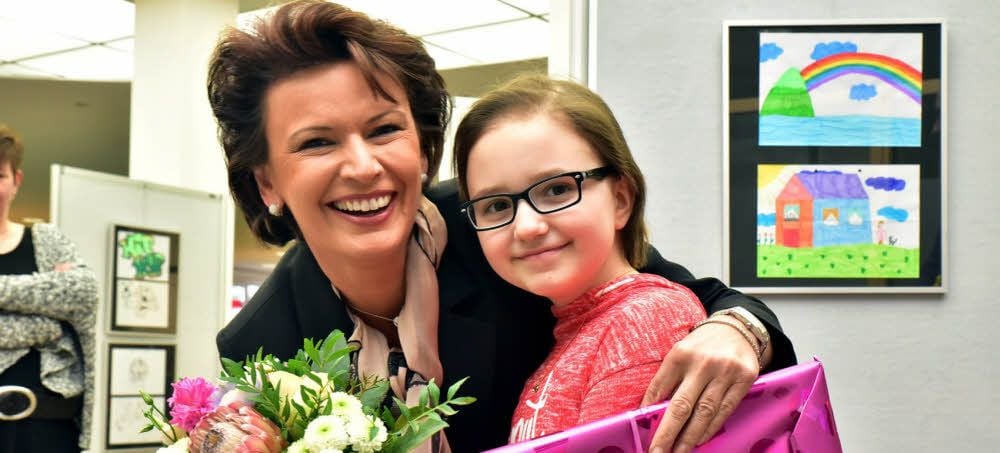 Sie war eigens zur Ausstellung angereist: Margit Tönnies, die Schirmherrin des Vereins „Aktion Kinderträume“. Die Freude war Antonia Gregor anzusehen: Sie zeigt bis zum 5. April dieses Jahres ihre Bilder im Foyer der Sparkasse in Weißenfels.