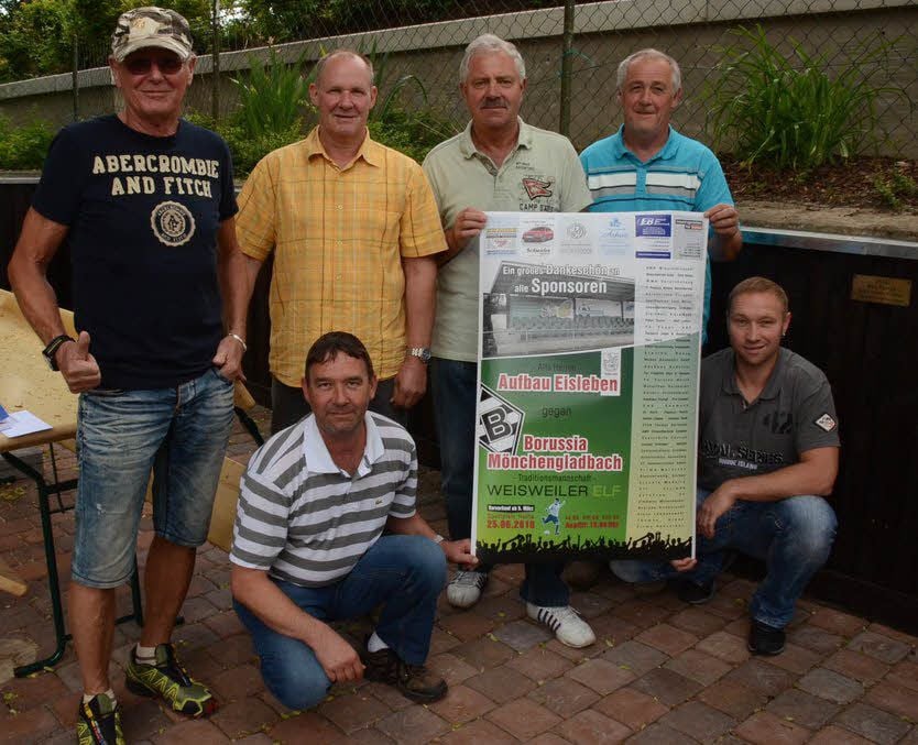 Einige der Organisatoren und Oldies in der neu gestalteten Sitzecke mit dem Dankesplakat für die Sponsoren.