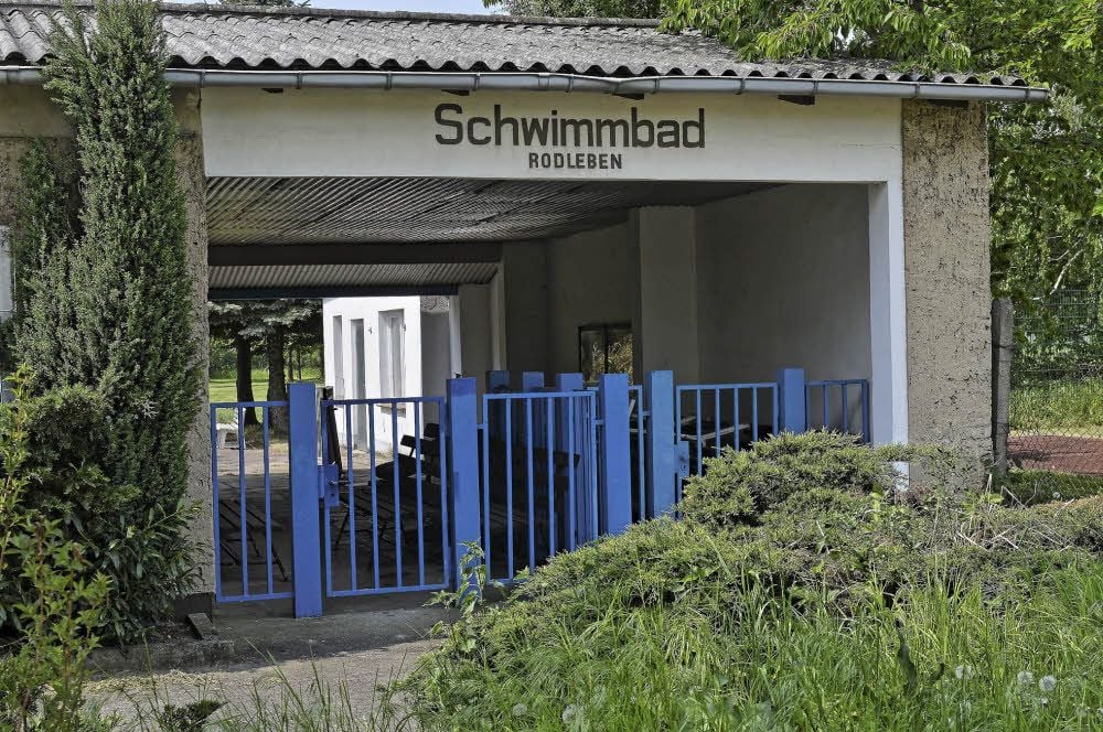 Das Schwimmbad in Rodleben blieb am Pfingstsonntag noch verriegelt. „Gegen das Wetter kann man eben nichts machen“, sagte Ortsbürgermeister Frank Rumpf.