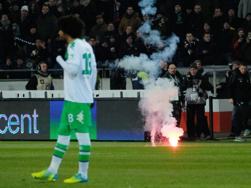 Unmittelbar vor dem Anpfiff zündeten Anhänger der Clubs Pyrotechnik. Foto: Peter Steffen