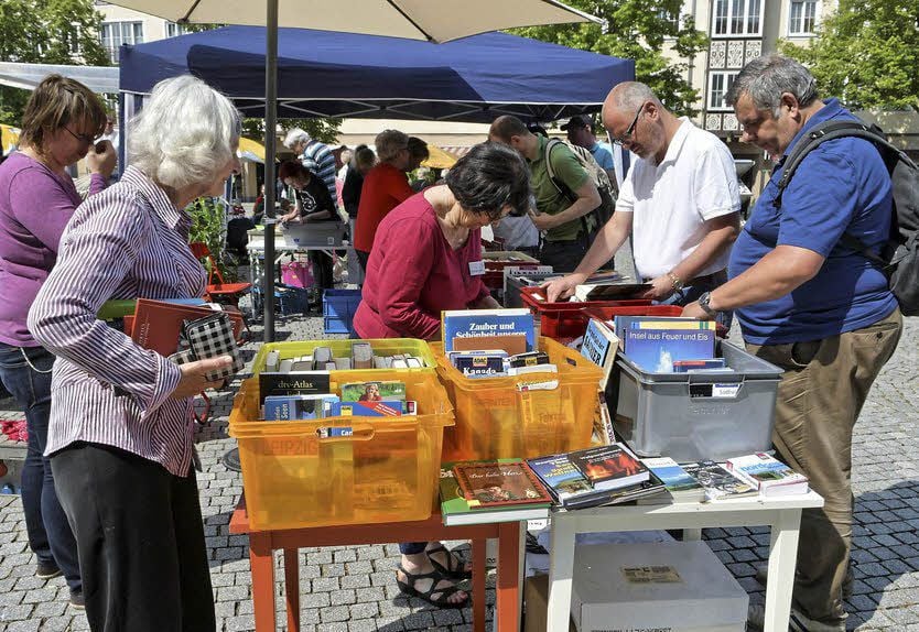 Großes Stöbern im Bücherflohmarkt.