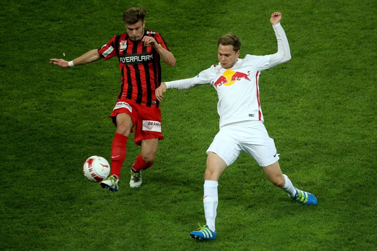 Elegante Zweikampfhaltung: Benno Schmitz (rechts) soll die RB-Defensive verstärken