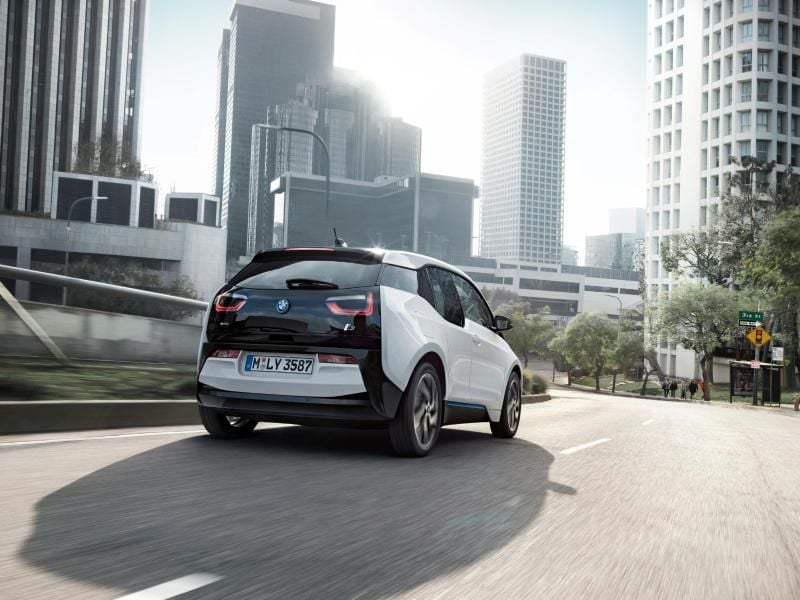 Der BMW i3 soll mit neuer Batterie auf dem Prüfstand 300 Kilometer weit kommen. Für den Alltagsverkehr nennt BMW einen Aktionsradius von bis zu 200 Kilometern. Foto: BMW