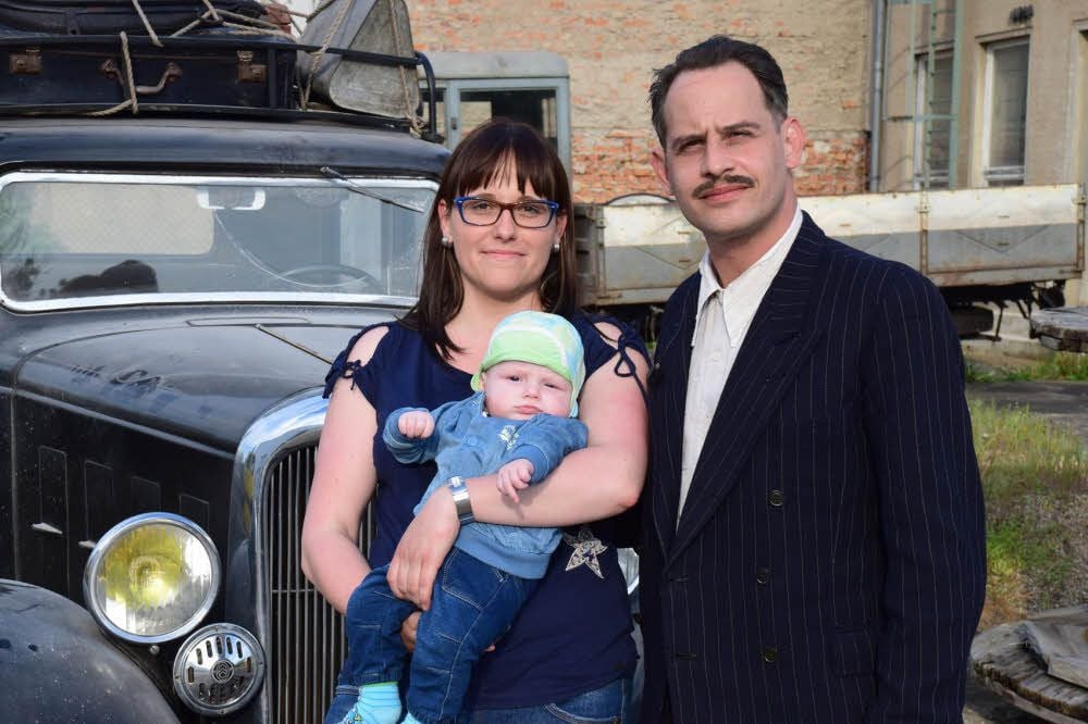 Moritz Bleibtreu (rechts) und Baby Moritz haben sich an der Guhratec-Werkstatt getroffen. Kristin Guhra will hier einmal Chefin werden.