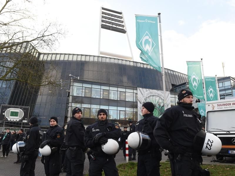 Rund um das Weserstadion in Bremen werden hohe Sicherheitsmaßnahmen getroffen. Foto: Carmen Jaspersen