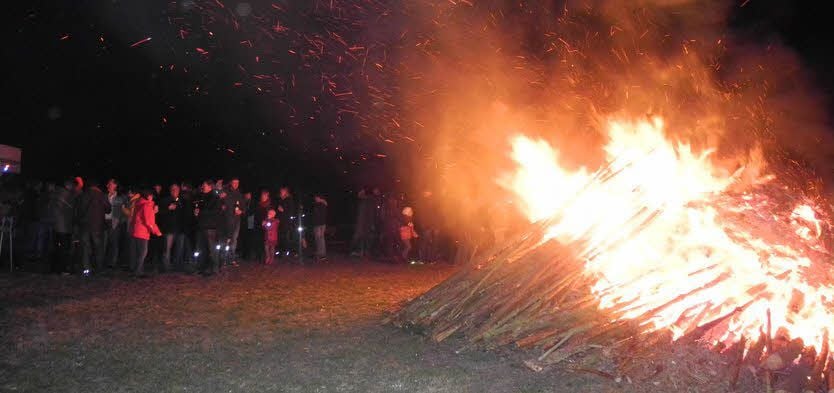 Mehr als fünf Meter hoch war das Osterfeuer anfangs und bescherte den Graboern und Gästen eine fröhliche Osternacht.