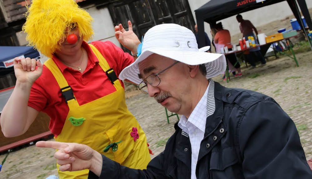 Kaum zu glauben, dass unter dem Clownskostüm die stellvertretende Superintendentin Steffi Wiegleb steckt - hier bei Pfarrer Michael Schultze.