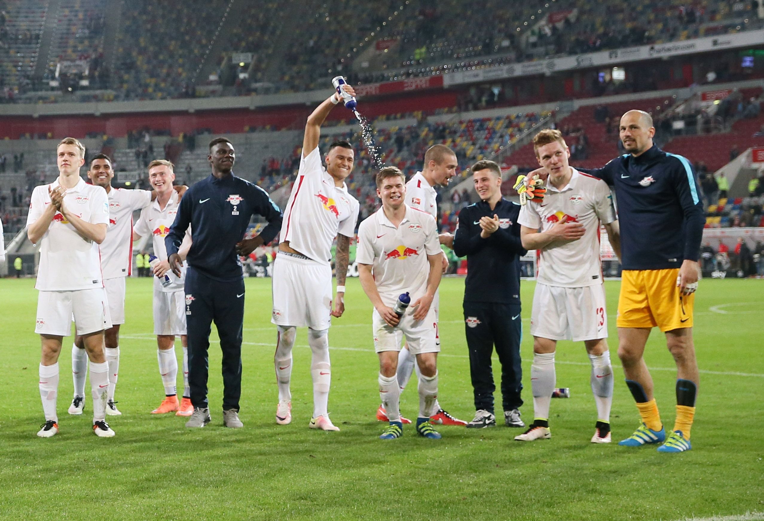 RB Leipzig jubelt nach dem 3:1-Sieg in Düsseldorf.