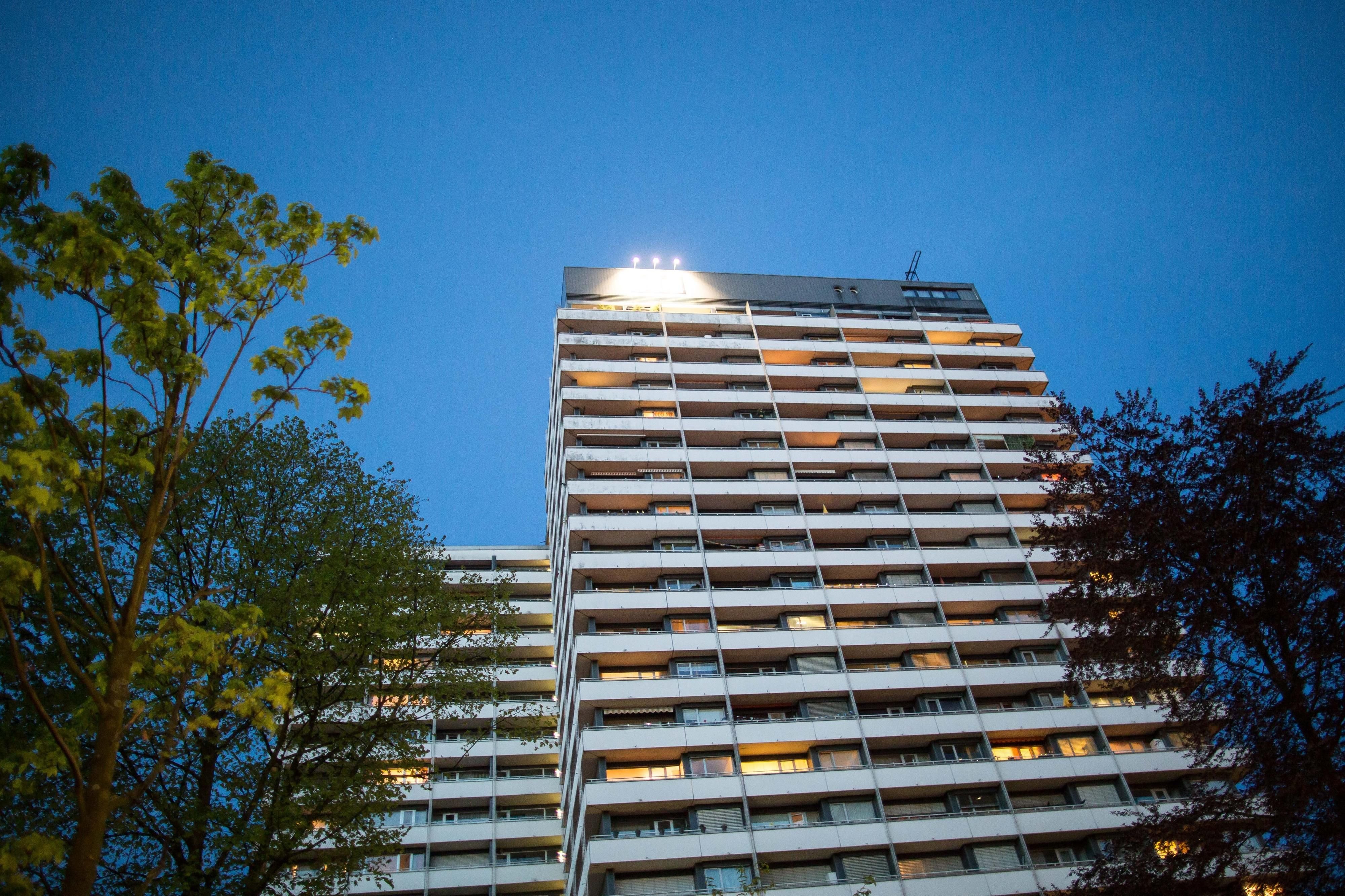 Bei einem Brand in diesem Mietshochhaus in Mülheim an der Ruhr sind 28 Personen verletzt worden.