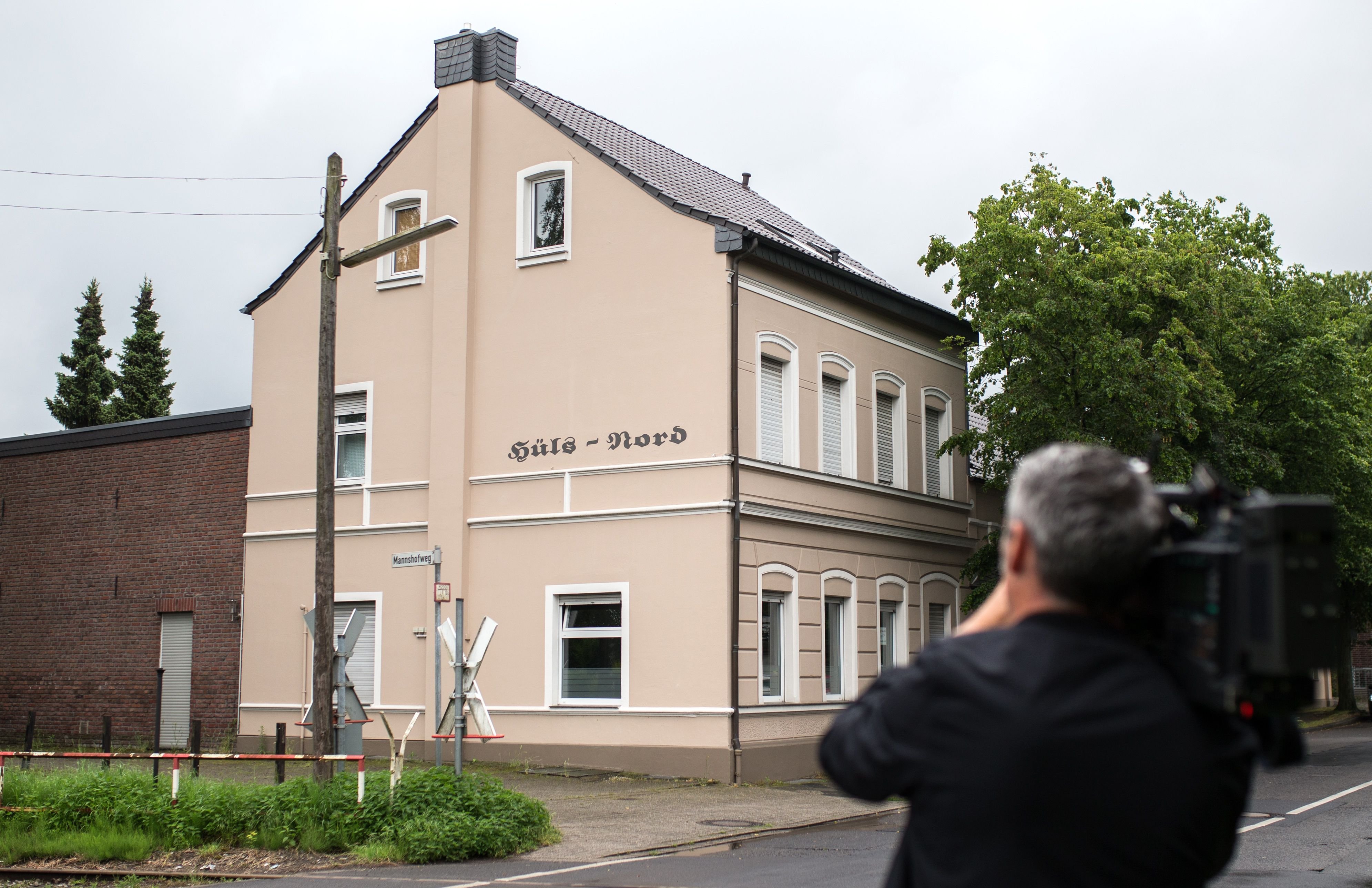 Eine Mutter soll in Krefeld ihre drei Kinder aus einem Fenster dieses Hauses in Krefeld geworfen haben.