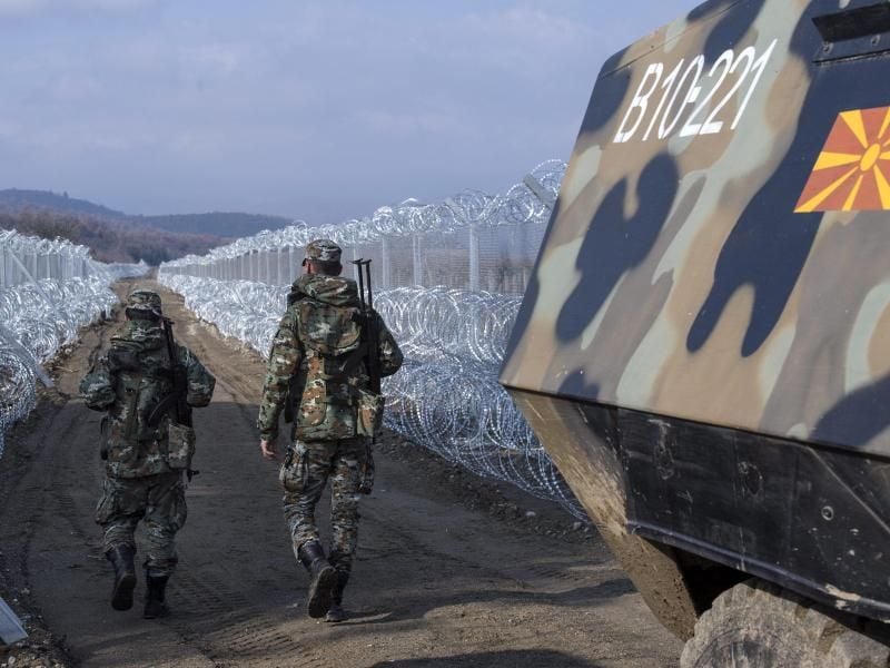 Die Grenze ist dicht: Mazedonische Soldaten patrouillieren an der Grenze zu Griechenland. Foto: Georgi Licovski