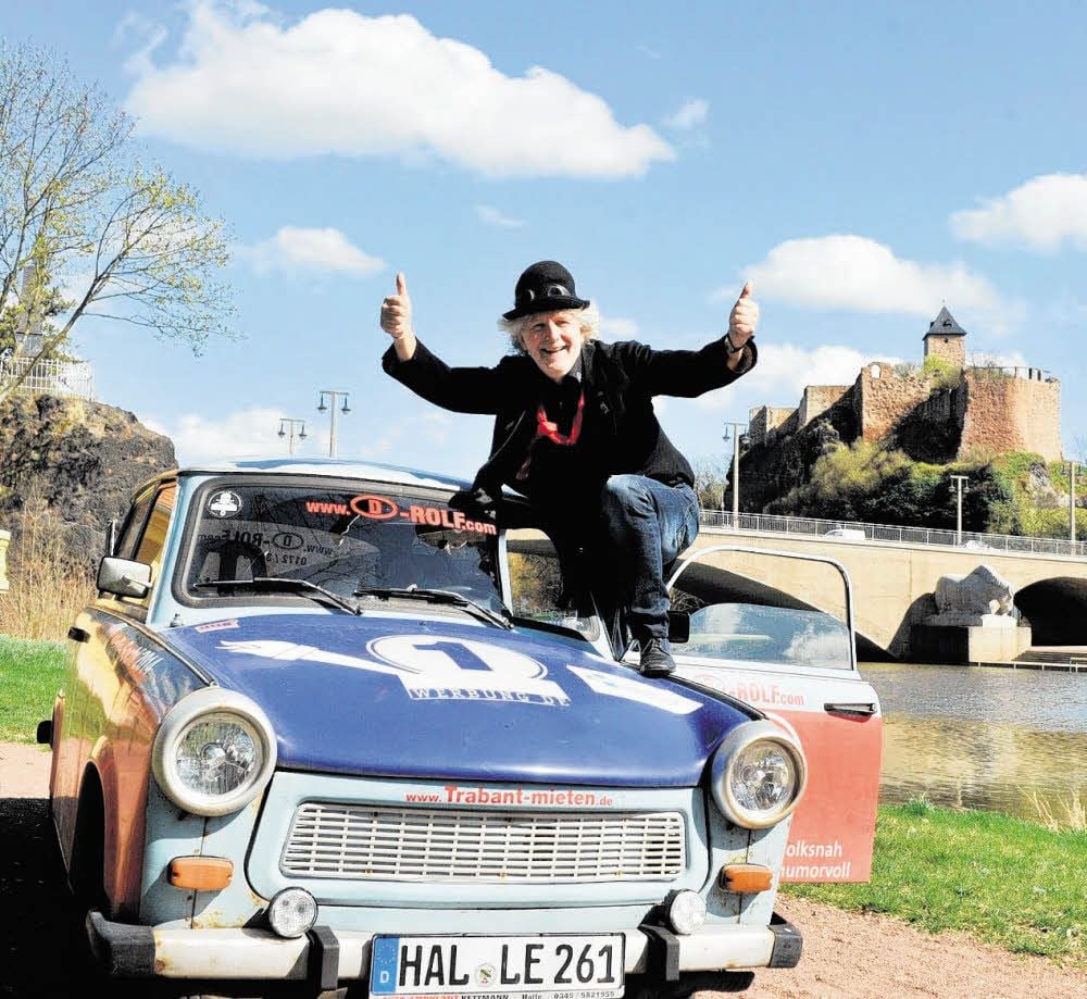 Die Pose ist olympiareif. Rolf Becker - Drehorgel-Rolf - vor der heimischen Burg mit seinem Olympia-Kandidaten.