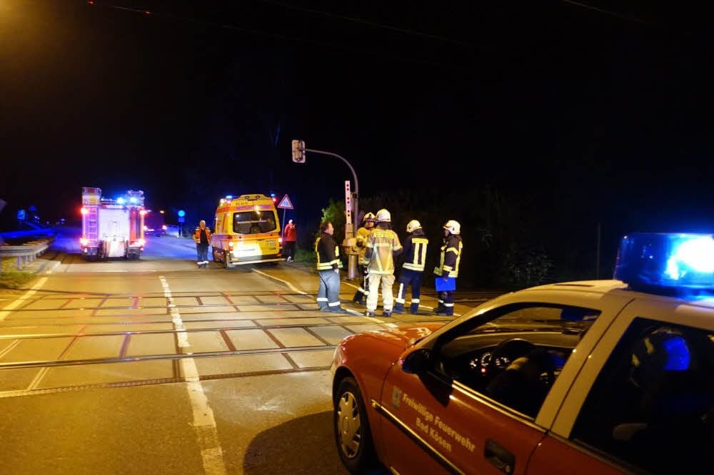 Zu einem Einsatz an der Bahnstrecke zwischen Naumburg und Bad Kösen wurden Feuerwehren und Rettungsdienst gerufen. Sie galt einer Person, die möglicherweise von einer in Richtung Naumburg fahrenden Regionalbahn erfasst worden war.
