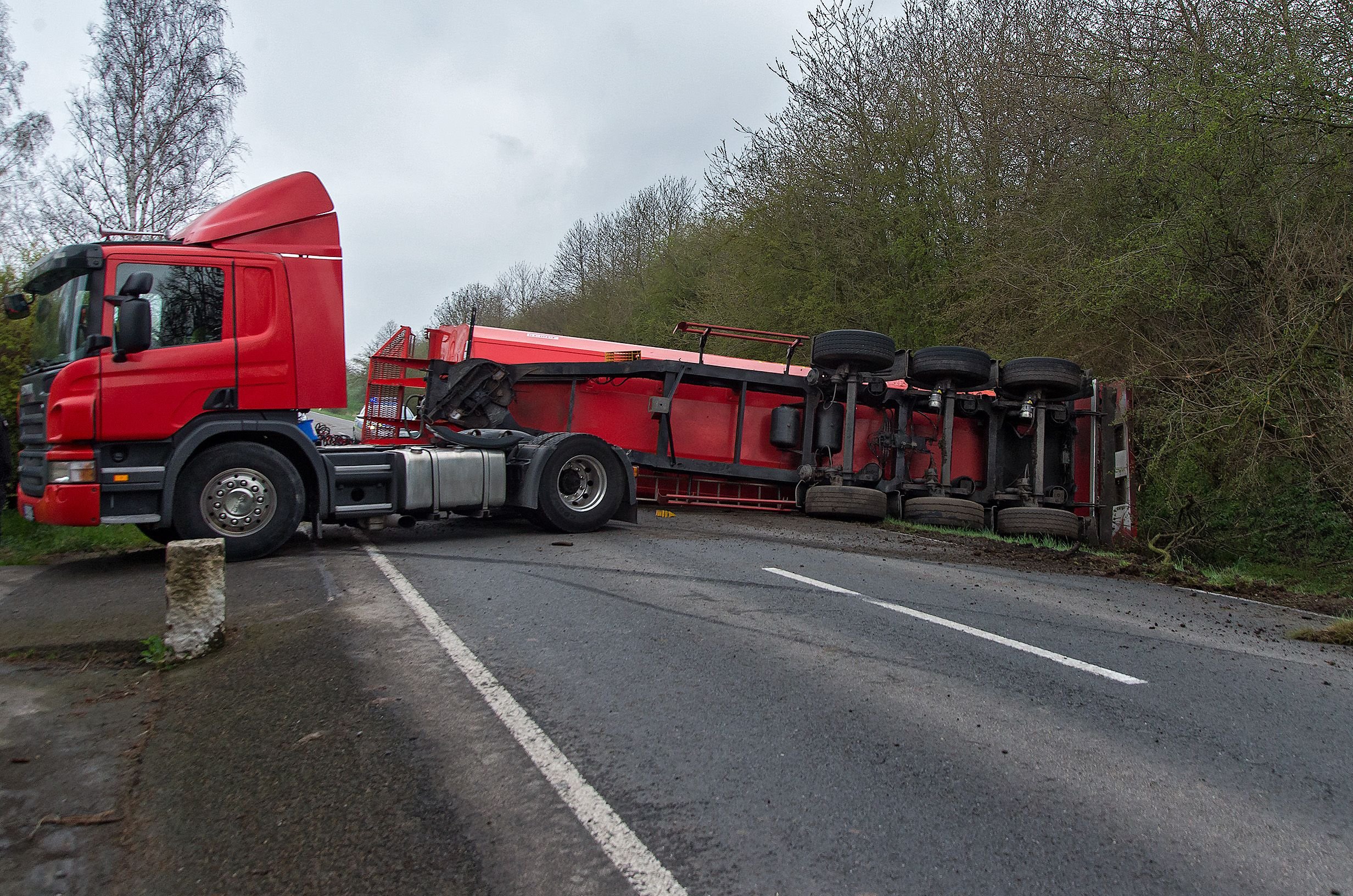 Umgekippter Getreidelaster zwischen Schmon und Grockstädt auf der B250