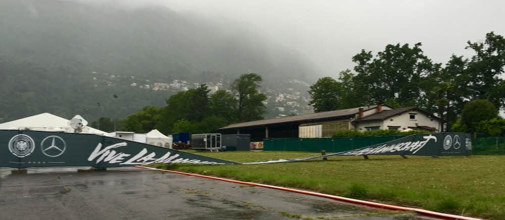 Der Sturm vor dem Sturm – Einen Tag, bevor das DFB-Team in Ascona eintraf, fegte ein Unwetter den Sichtschutz vor dem Gelände weg.