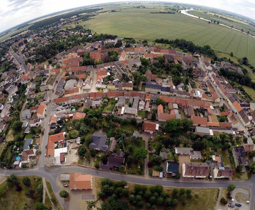 Dieses Luftbild zeigt Prettin im vergangenen Jahr. Im Zentrum ist die Kirche zu sehen, links hinten die Lichtenburg.