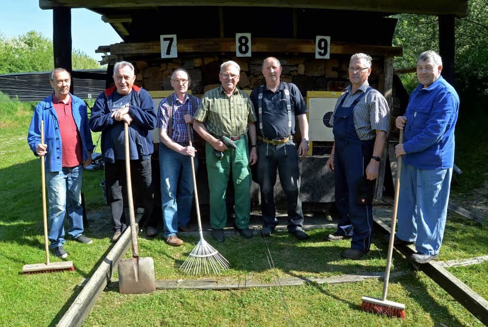 Die Mitglieder bei einem Arbeitseinsatz.