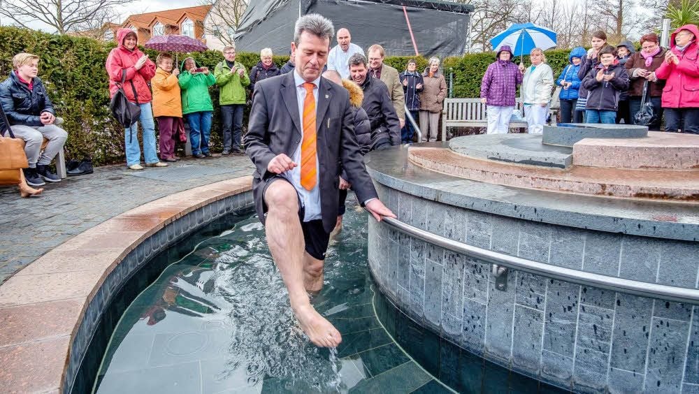 Bei etwa zehn Grad Wassertemperatur wurde, angeführt von Kurdirektor Deddo Lehmann, angewassert.
