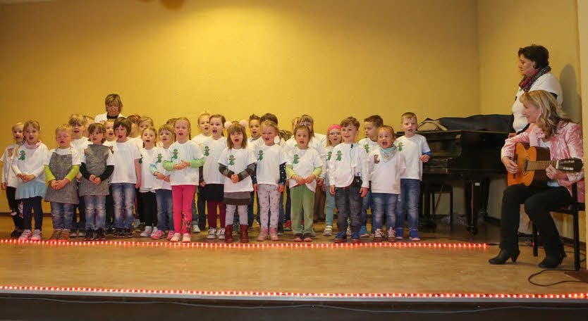 Die Kinder tragen ein Geburtstagsprogramm vor.