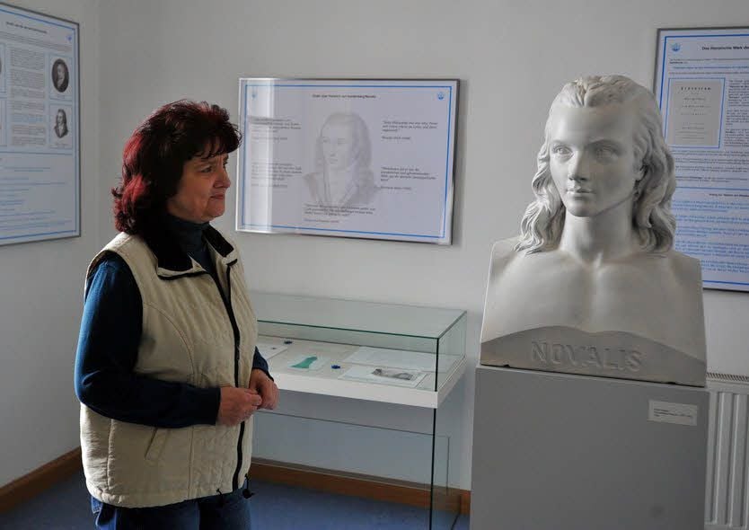 Eine Ausstellung im Novalishaus in Weißenfels, hier Mitarbeiterin Andrea Beckmann, informiert über das Leben des Philosophen.