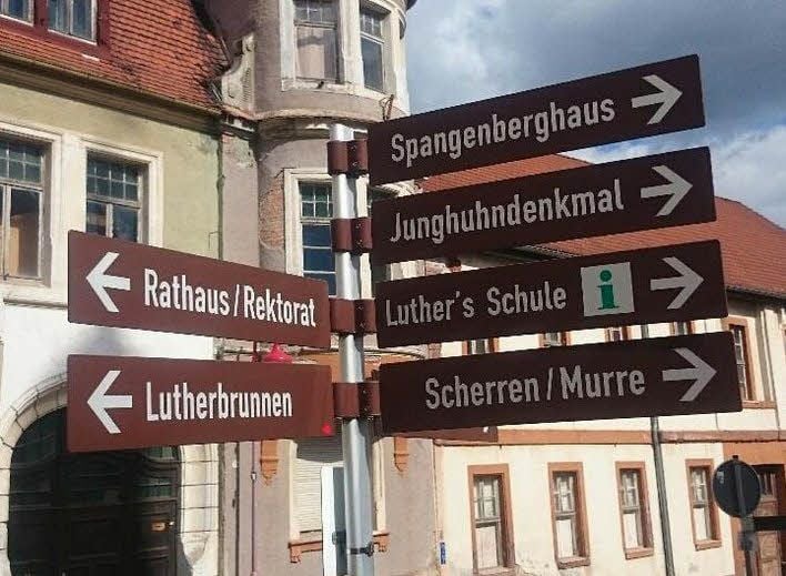 Wegweiser führen Besucher auch zur Schule, in der Martin Luther das Lesen und Schreiben gelernt hat.