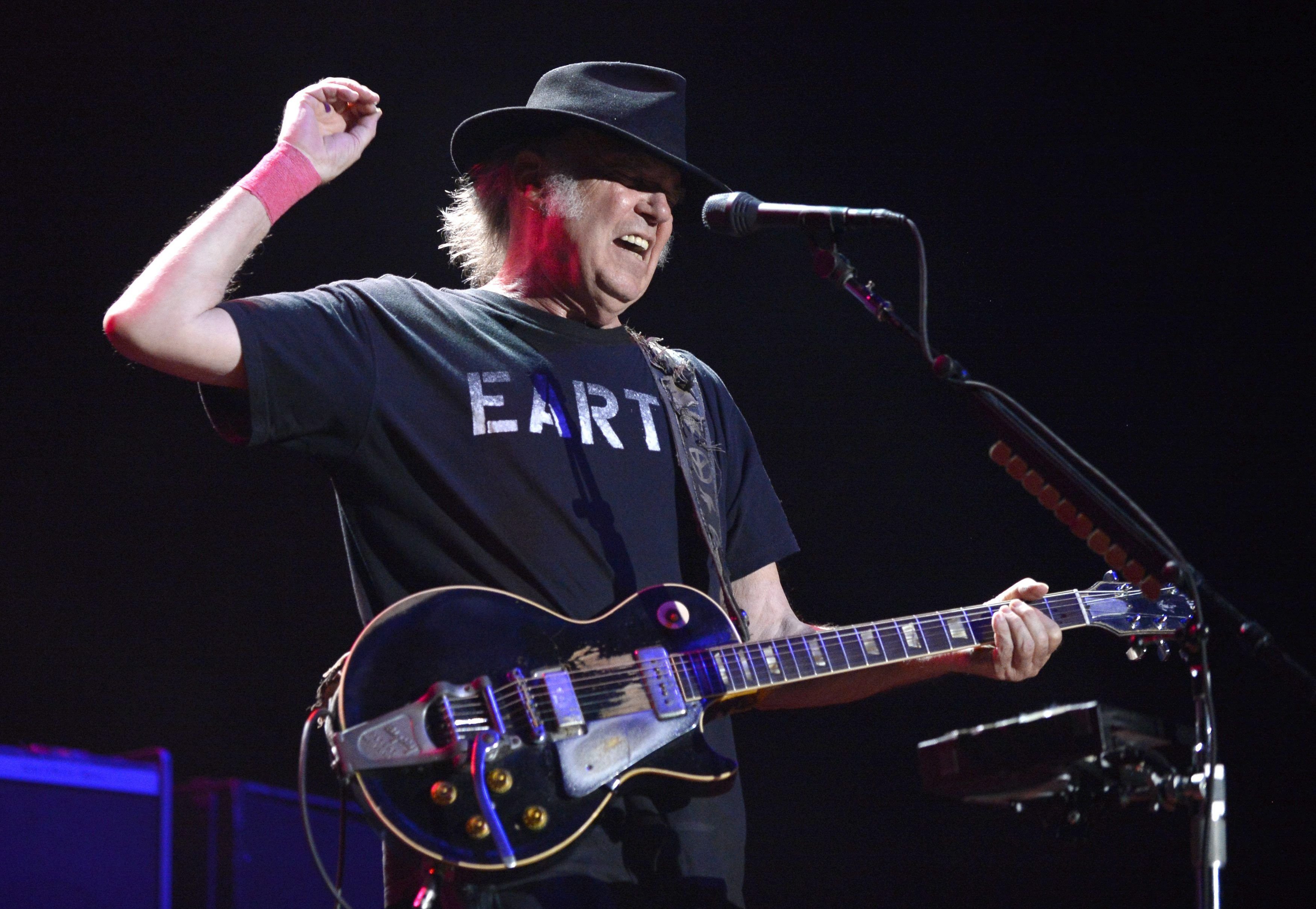 Der kandische Musiker Neil Young hat es auch mit 70 noch voll drauf.