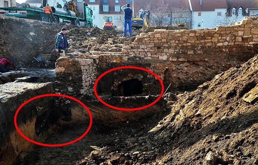 Auch eine Abfallgrube (l.) und ein Kellergang (r.) wurden gefunden.