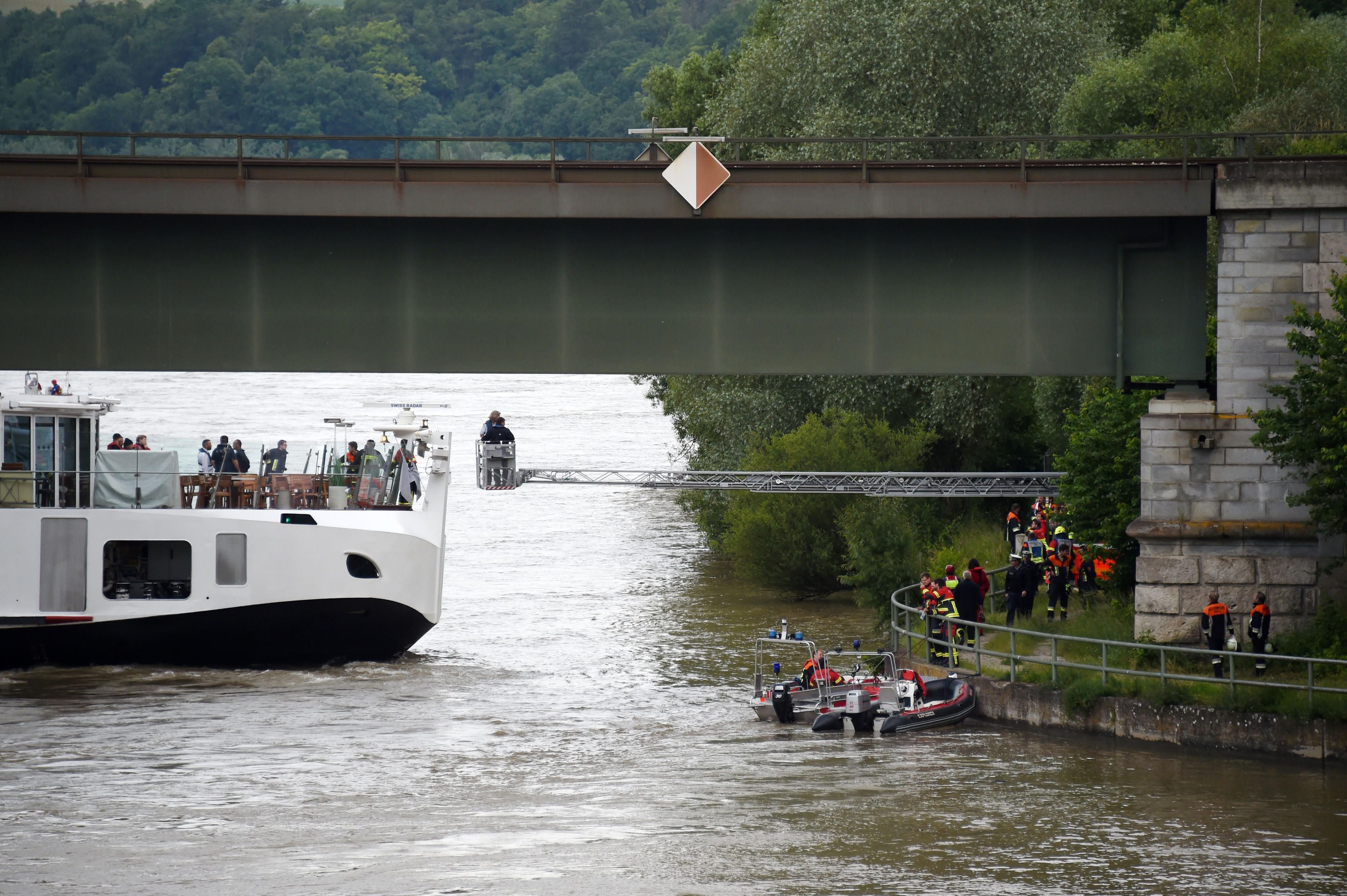 Rettungskräfte arbeiten am havarierten Schiff. Passagiere wurden nicht verletzt.